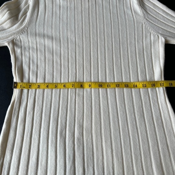 Neiman Marcus wool and cashmere blend lightweight turtleneck - Picture 9 of 11